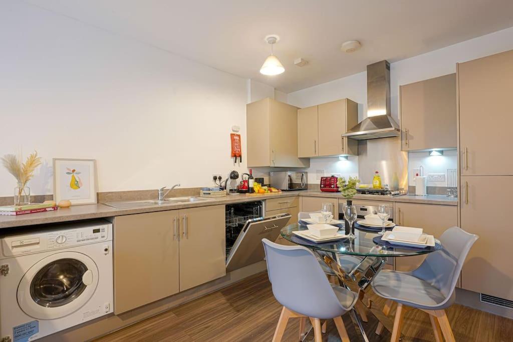 Luxury Campbell Park Apartments In Central Mk With Balcony, Free Parking & Smart Tv With Netflix By Yoko Property Milton Keynes Buitenkant foto