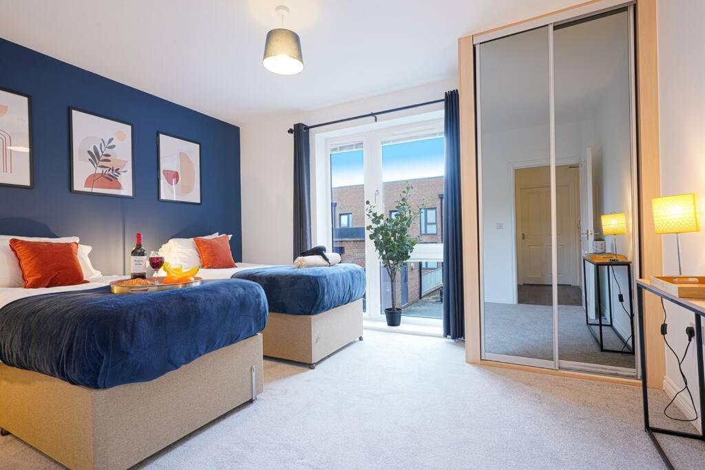Luxury Campbell Park Apartments In Central Mk With Balcony, Free Parking & Smart Tv With Netflix By Yoko Property Milton Keynes Buitenkant foto